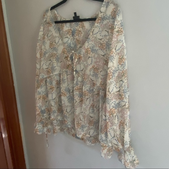 Mod Lusive flattering Blouse - Picture 1 of 7